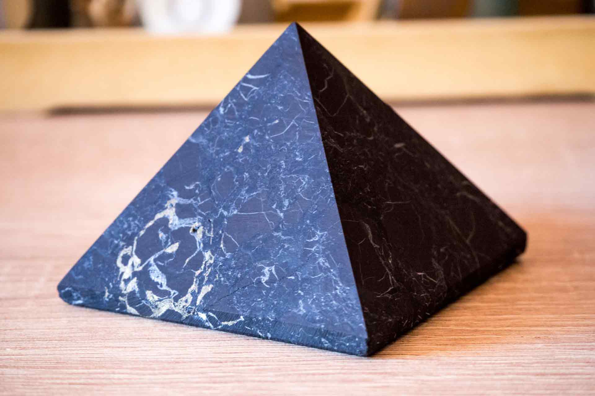 https://ecochoa.com/wp-content/uploads/2021/11/Piramide-Shungita.jpg