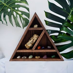 estantería de madera triangular