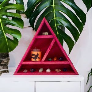 estantería de madera triangular, altar meditacion