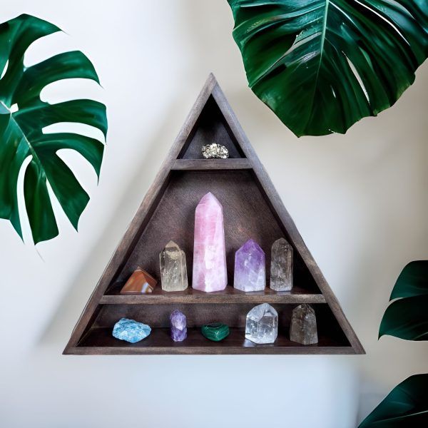 estantería de madera triangular con lunas