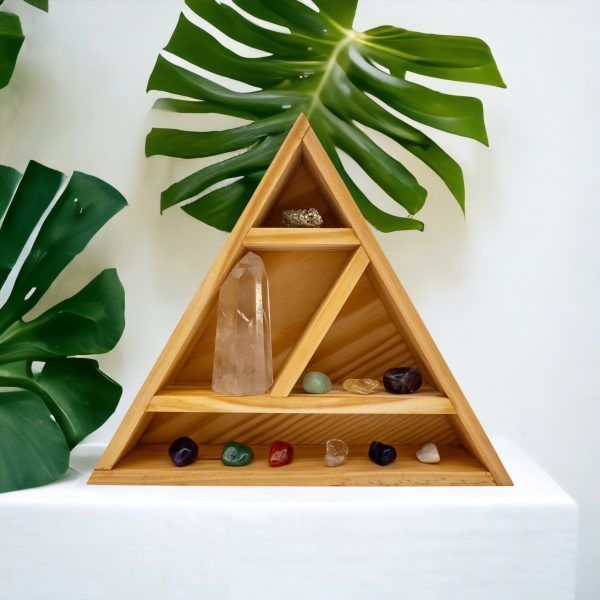 estantería de madera triangular, altar meditacion